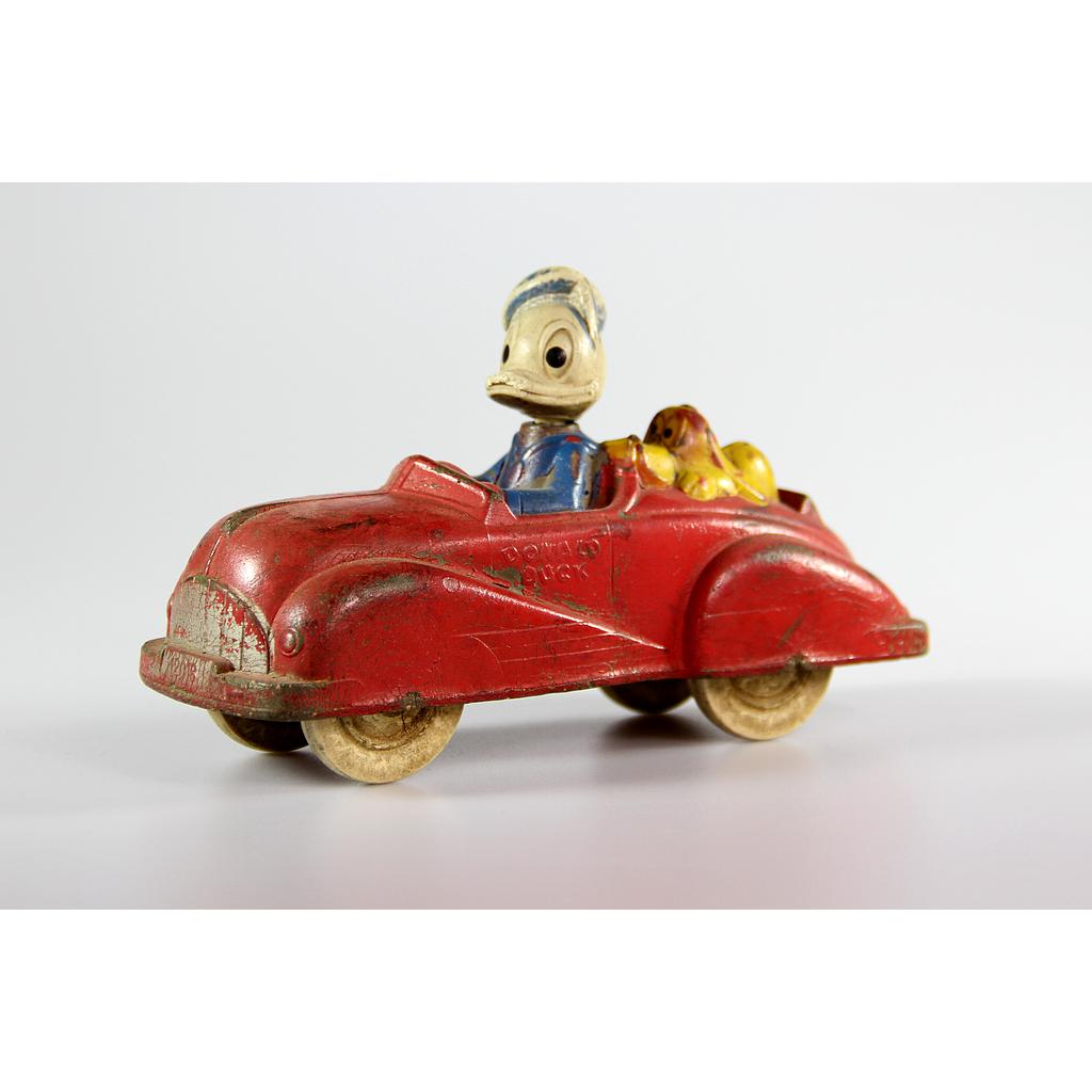 beeldje 'Donald Duck en Pluto' in auto (kopie)